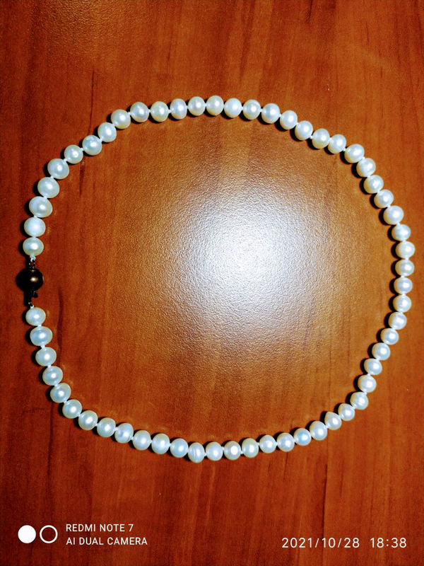 Ожерелье из натурального белого жемчуга.