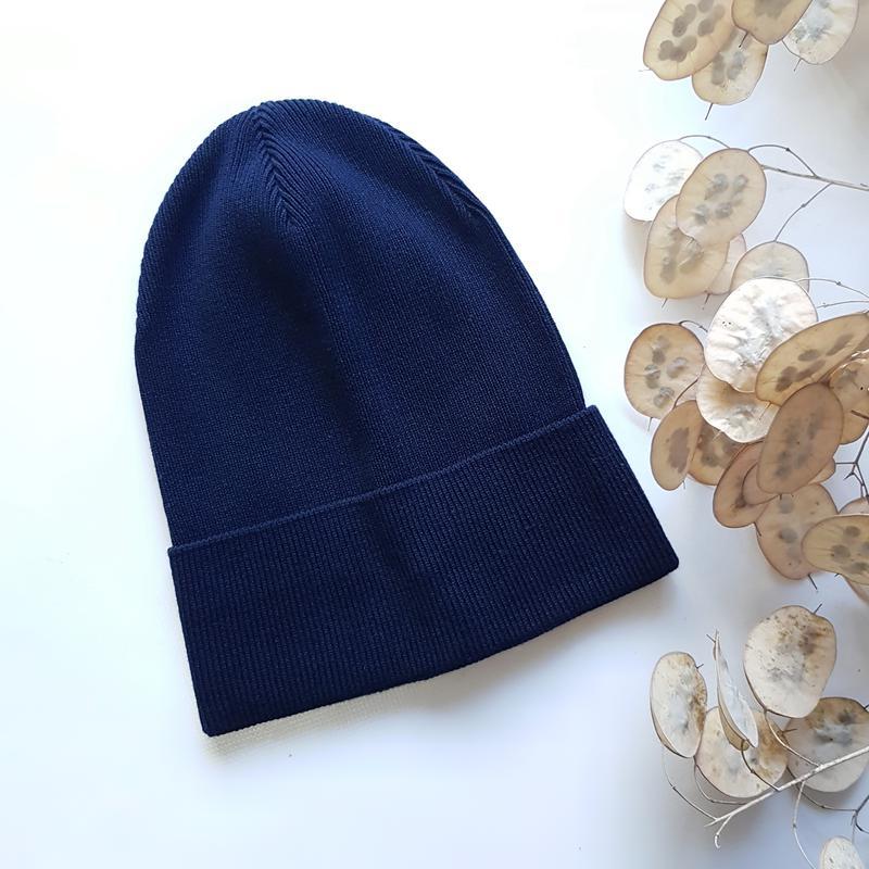 Базовая шапка бини, с отворотом темно-синего цвета