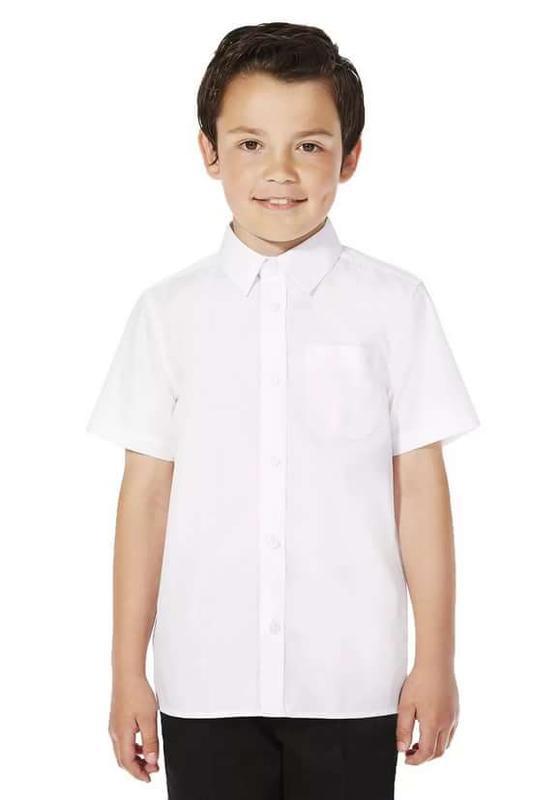Мальчик в рубашке с коротким рукавом