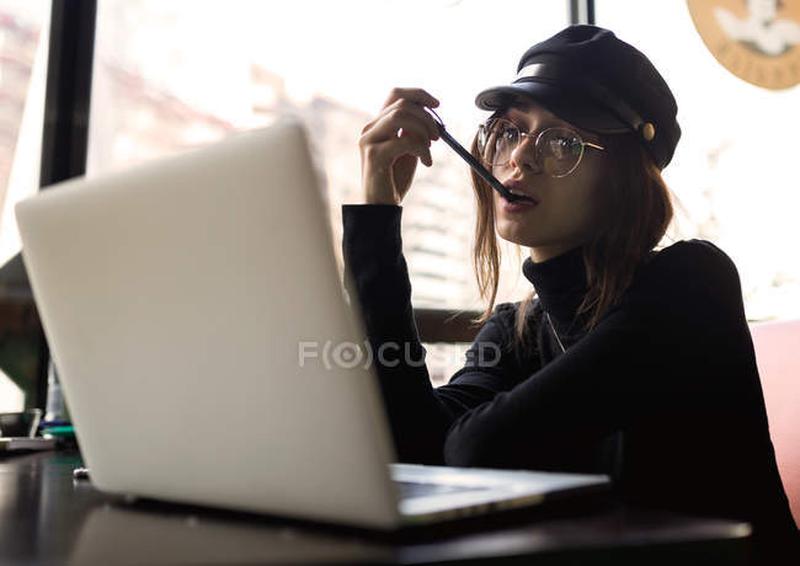 Девушка работает ртом. Девушка работает ротиком. девушка работает за столом экран телефона во всю рисованное.