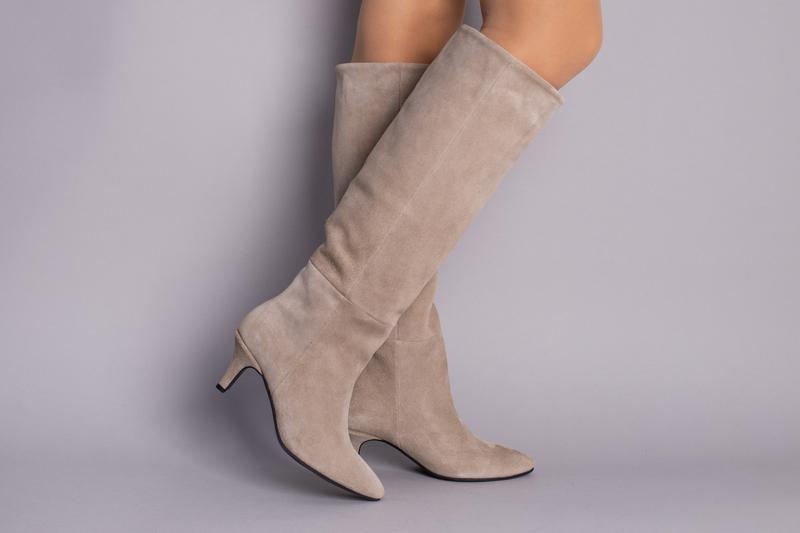 Сапоги-трубы женские замшевые бежевые на небольшом каблуке - 3000 ...