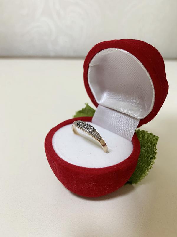 Золотое кольцо с бриллиантами 17,5р 585 проба