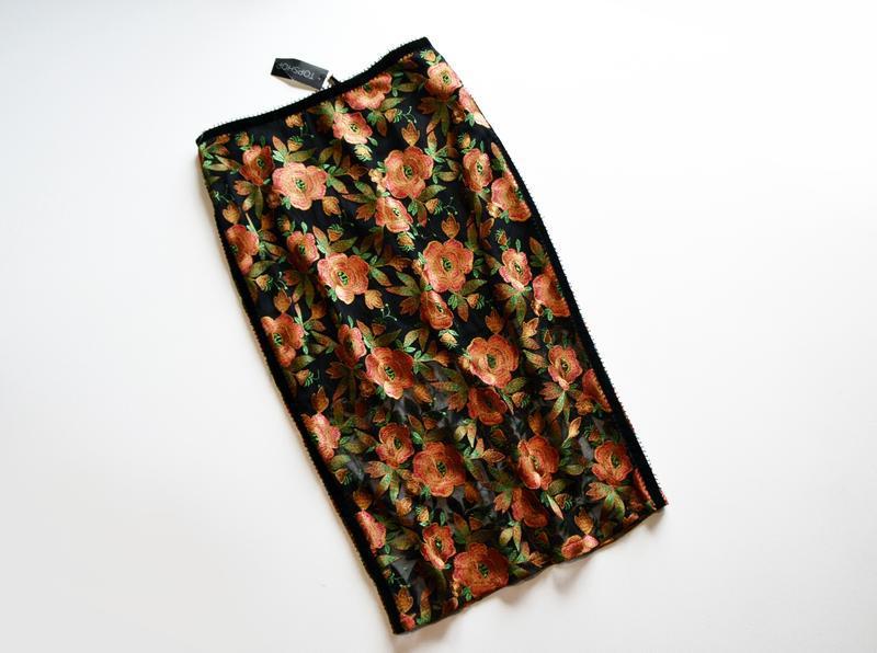 Роскошная юбка с кружевными с цветочными аппликациями
