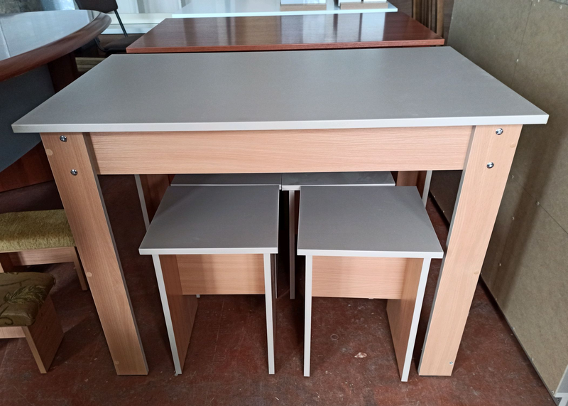 Кухонный стол и 4 табуретки - 83 фото