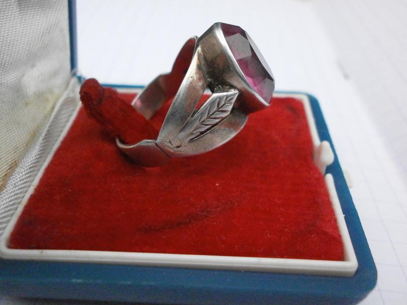 Продам серебренное женское кольцо камень рубин ссср
