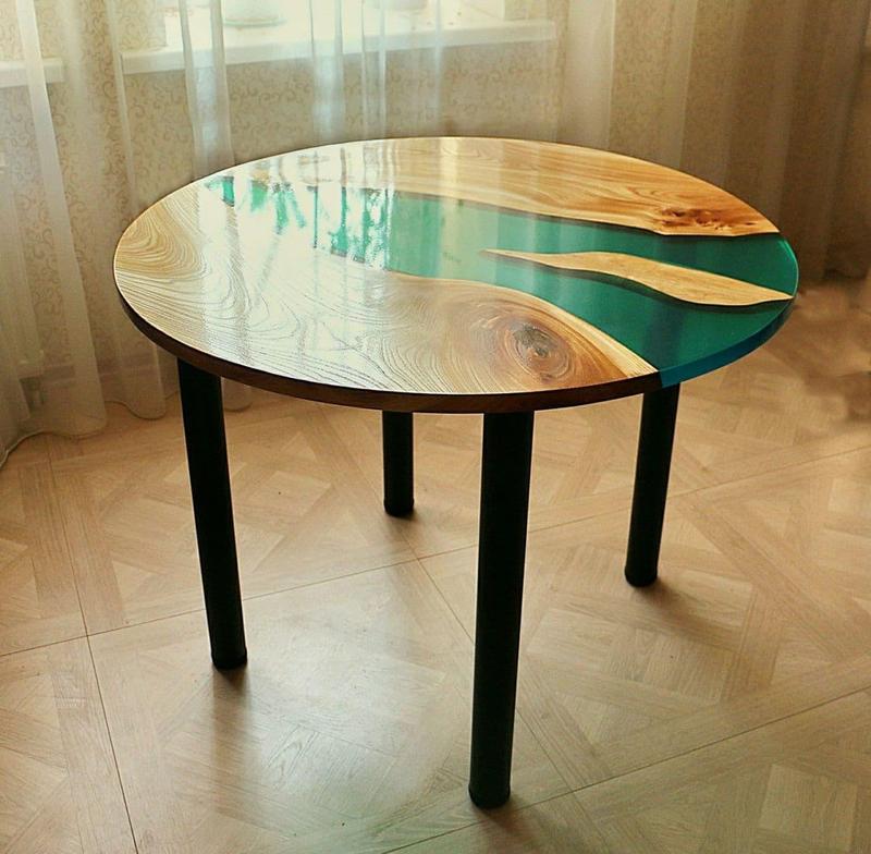 Деревянный стол со стеклянной вставкой