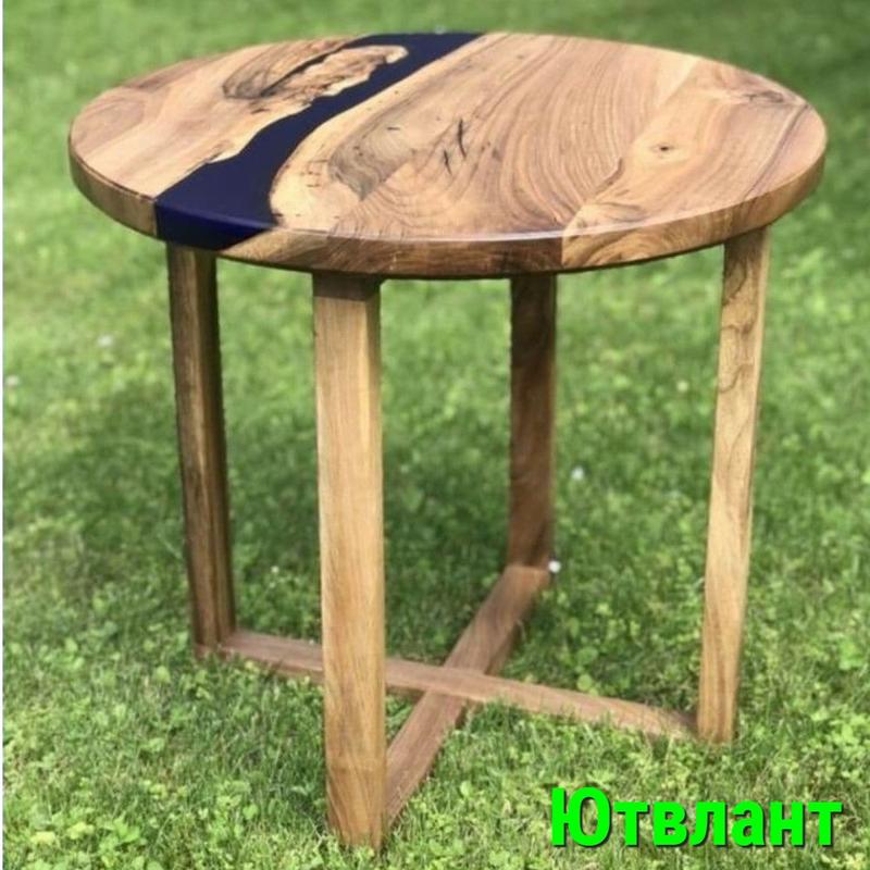 Деревянный стол со стеклянной вставкой