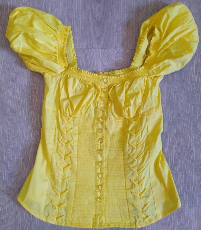 Стильная ярко-желтая блуза с открытыми плечами  bebe. размер  xs.
