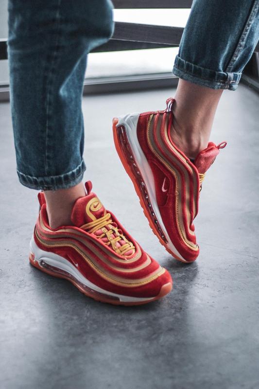 Peach hotsell nike 97