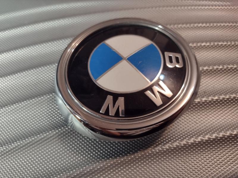 Эмблема на багажник бмв. Новый значок BMW. Значок БМВ оригинал. Нагрудный значок BMW. Эмблема БМВ на багажник.