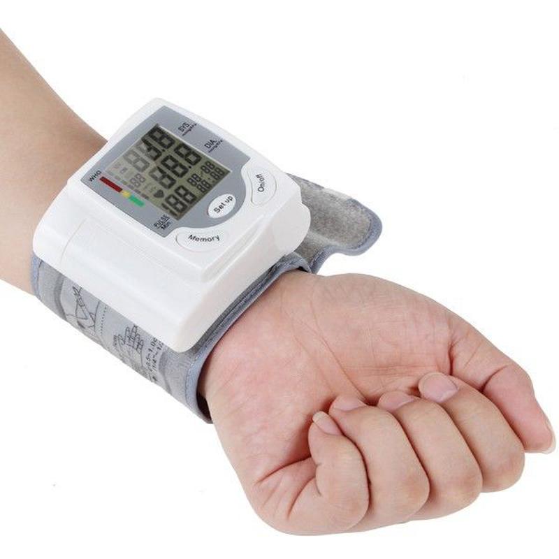Измерение артериального давления тонометром на запястье. Тонометр fully Automatic Digital Wrist Blood Pressure Monitor model number w02. Buelar 51 тонометр. Riester тонометр запястный. Наручный измеритель давления и пульса Omron ce0197.