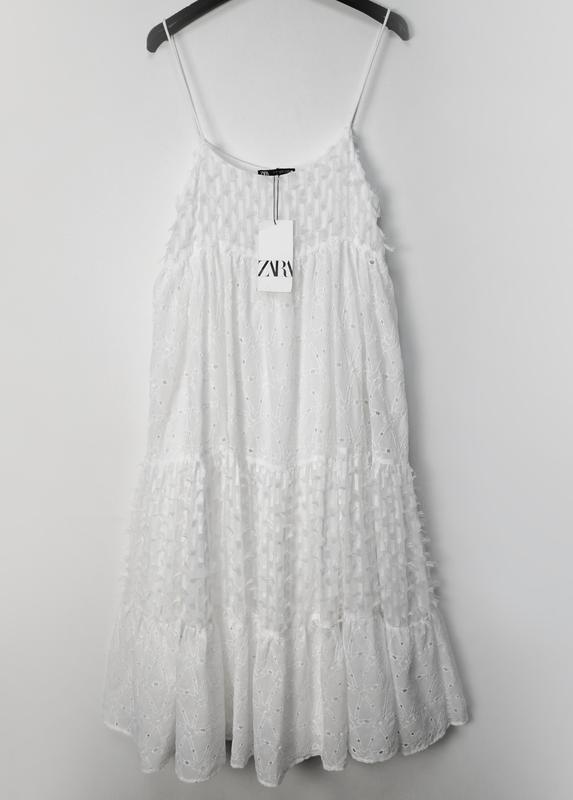Белое свободное платье с перфорацией и вышивкой zara