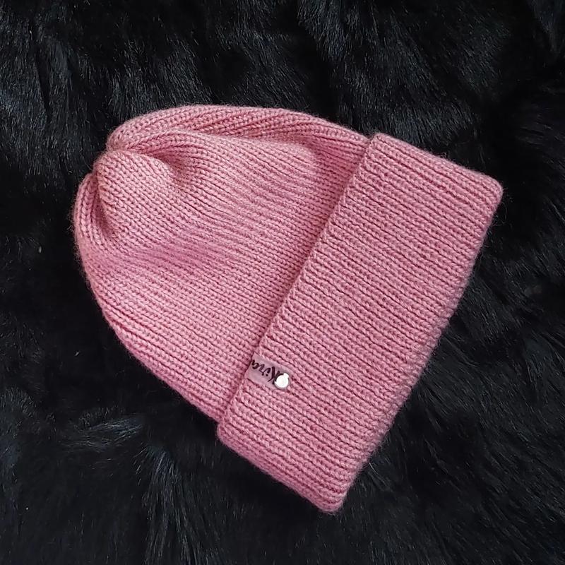 Розовая шапка с отворотом