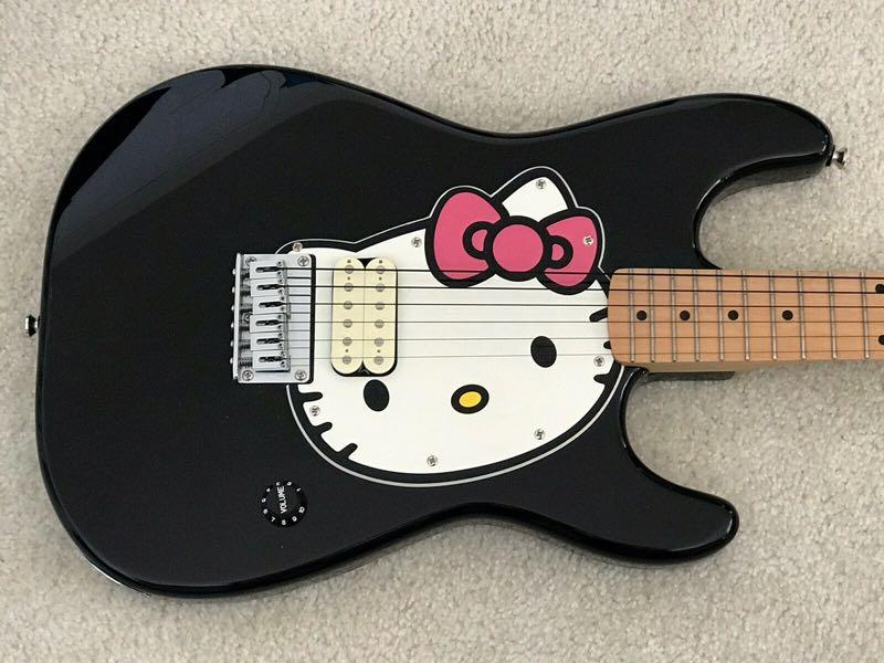 Гитара hello kitty. Фендер скваер стратокастер Хеллоу Китти. Электрогитара hello Kitty Stratocaster. Гитара hello Kitty Fender. Гитара Squier Хеллоу Китти.