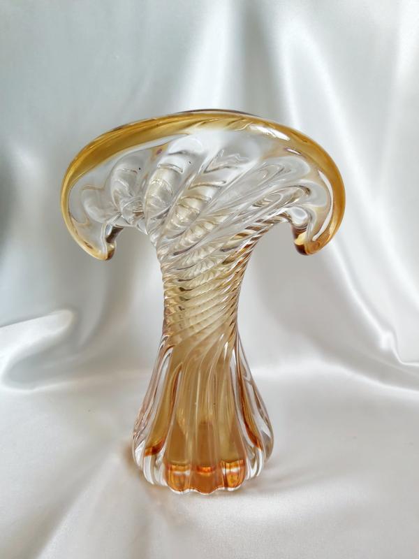 Чсср ваза стекло цветное богемия. Перья в вазу для интерьера. Стеклянная ваза для цветов прозрачная большая. Ваза синее стекло. Старинная ваза молочное стекло.