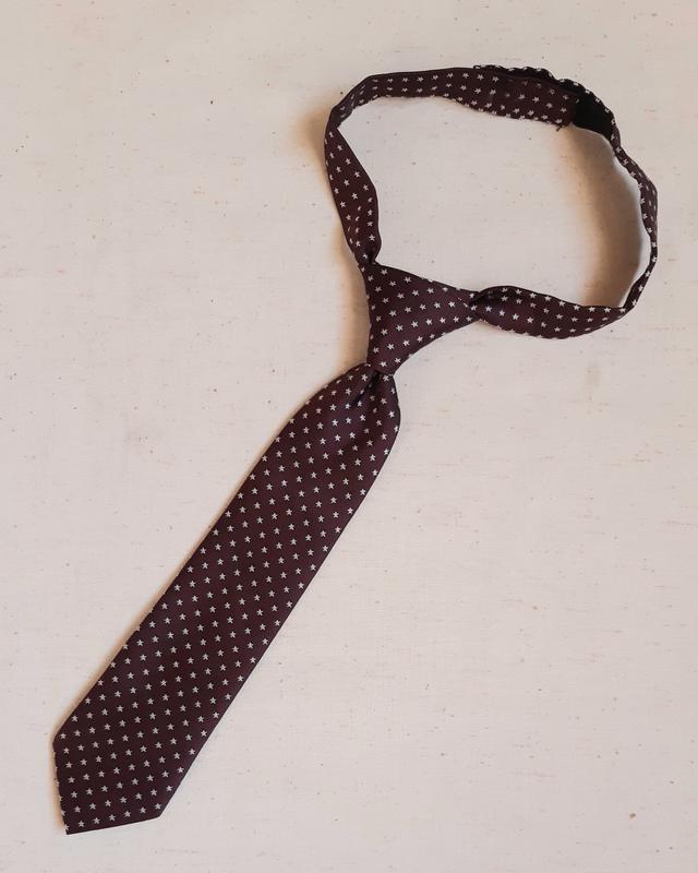 Нарядный бордово коричневый галстук  звёздочки на дошкольника