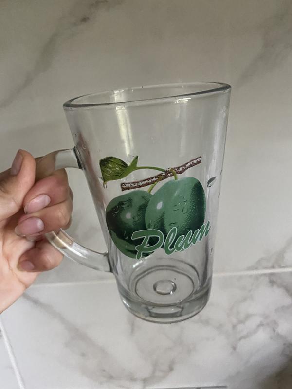 Большая прозрачная стеклянная чашка стакан со сливами
