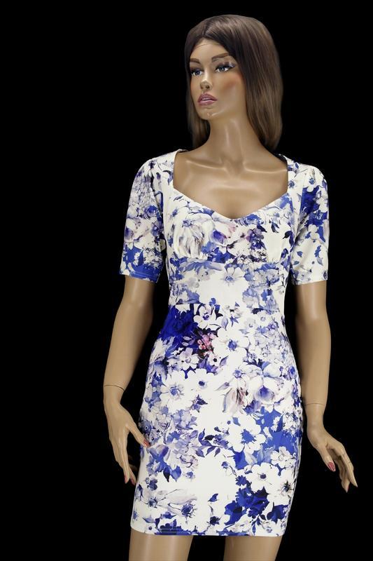 Новое брендовое платье мини boohoo с синими цветами. размер uk...