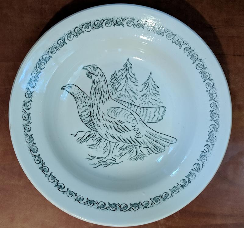 Глубокие суповые тарелки с тёмно-зелёным орнаментом и парой птиц.