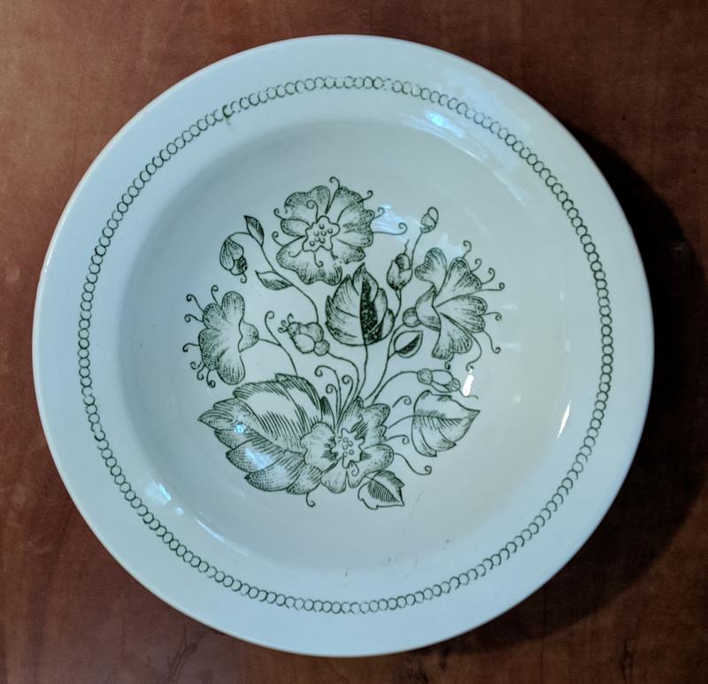 Глубокие суповые тарелки с тёмно-зелёным цветочным орнаментом.
