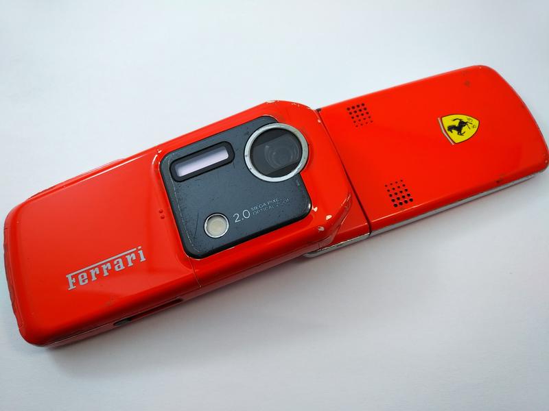 Sharp 902SH Vodafone Ferrari Edition