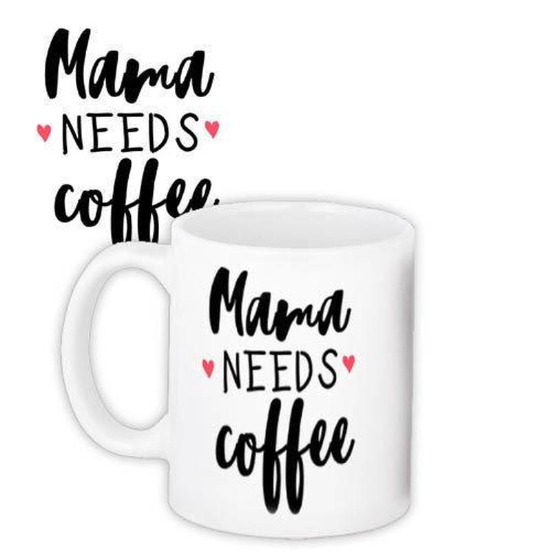 Чашка с принтом Mama needs coffee