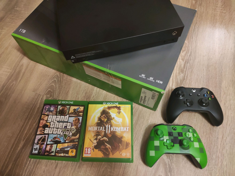 Xbox one без игр. Xbox one второе поколение. ГТА 5 на джойстике Xbox one. Пластинки хбокс 1. Xbox one s с двумя джойстиками + ГТА 5.