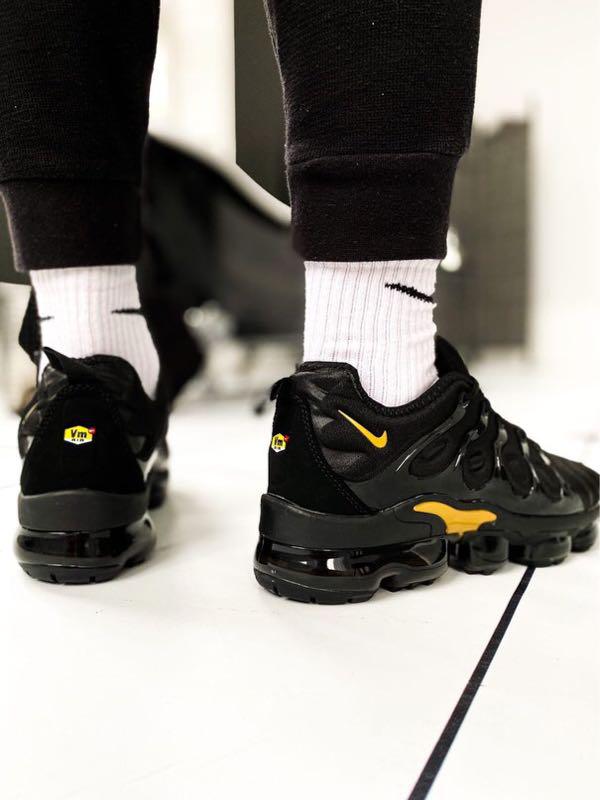 black and gold air vapormax plus