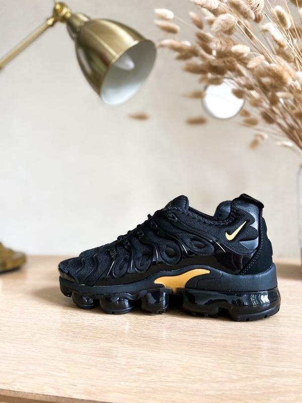black and gold air vapormax plus
