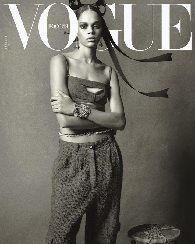 Vogue Arabia Magazine November 2021 - 女性情報誌