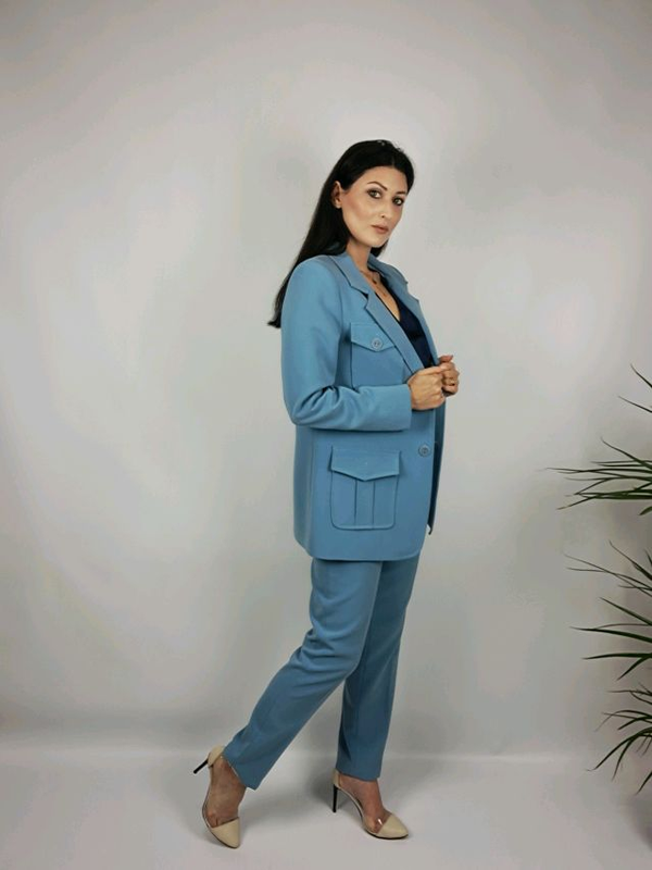 Стильний жіночий костюм голубий
