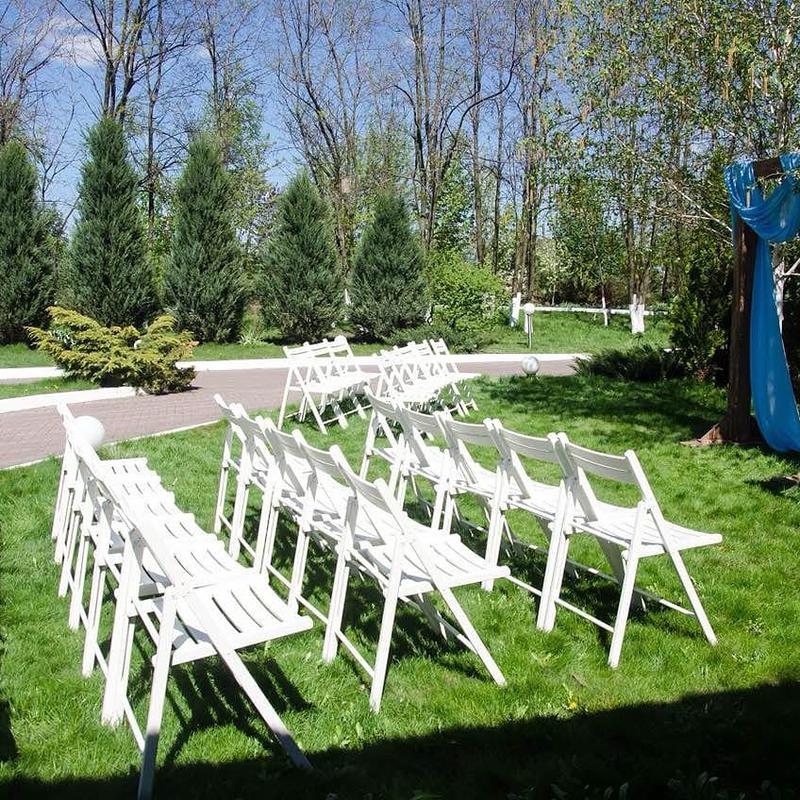 Аренда белых деревянных стульев для выездной церемонии Днепр