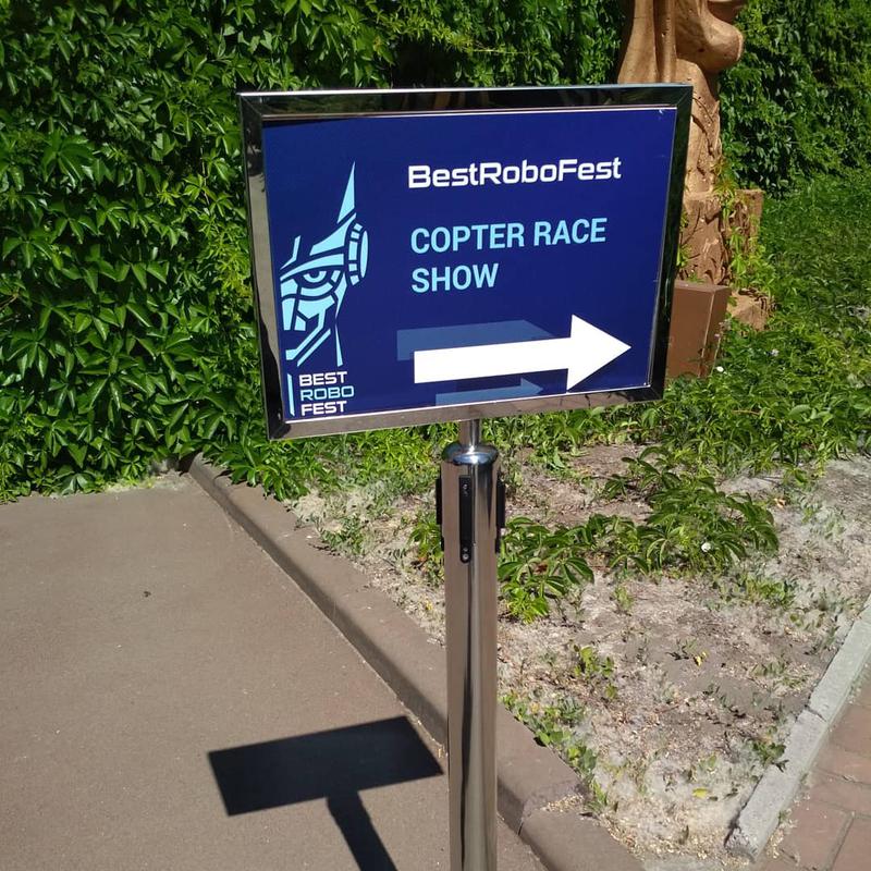 уличные указатели. городские информационные указатели. стойка для таблички уличная. указатели таблички. информационный указатель.