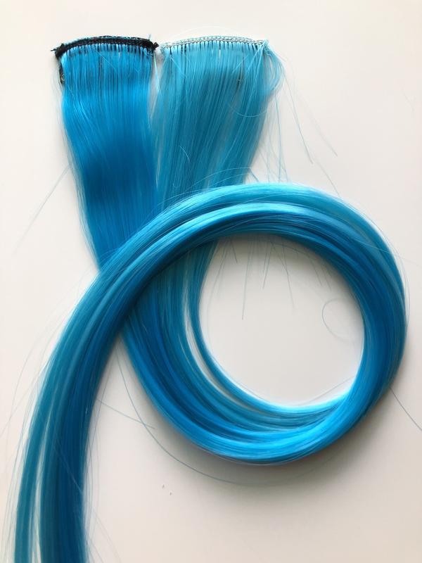 Голубые пряди волос на заколках цветные