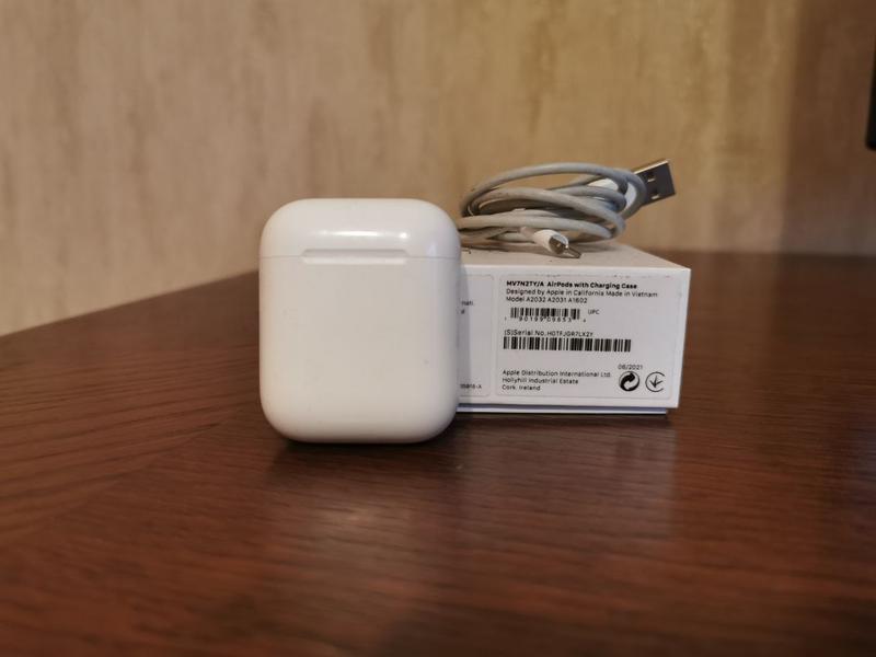 Наушники Apple AirPods 2 with Charging Case MV7N2TY/A: цена 4200