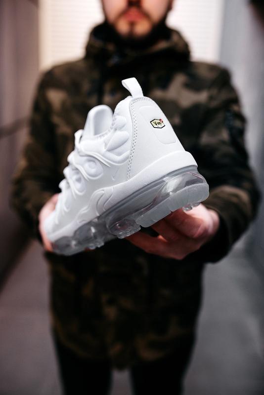 white nike vapormax plus