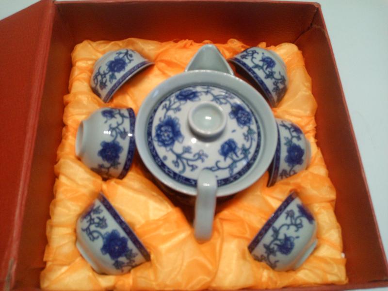 Блакитно-білий порцеляновий чайний набір із квітковим орнаментом