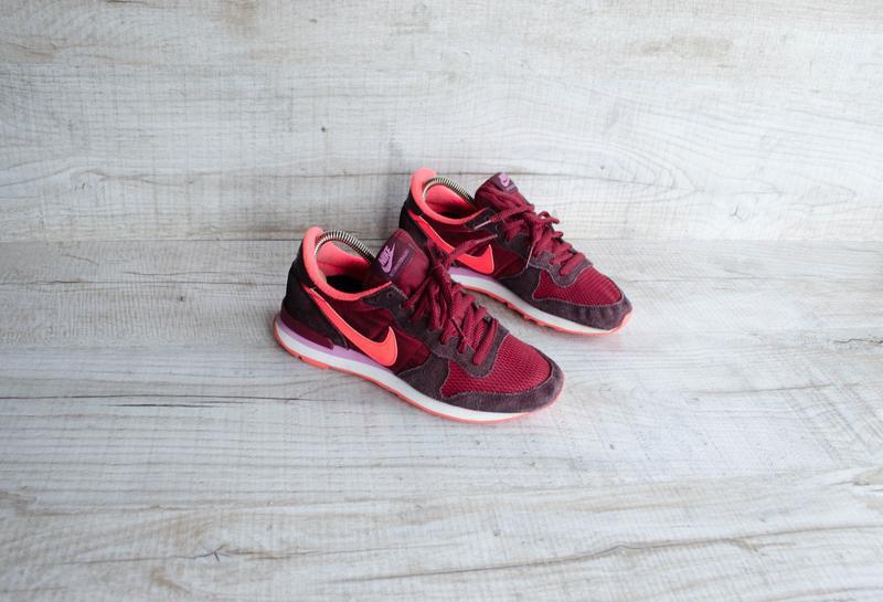 Burgundy nike hot sale internationalist