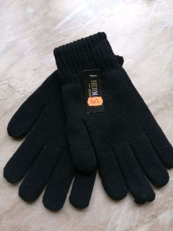Трикотажные перчатки черного цвета, размер М