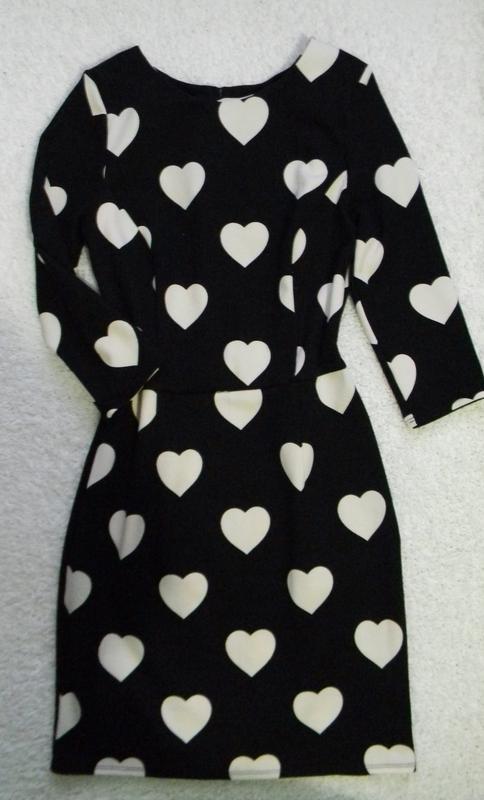 красно черное платье. платье с сердечками женское черное. платье золла черное в горох. платье с мелким принтом. черное платье с вырезом в форме сердца.