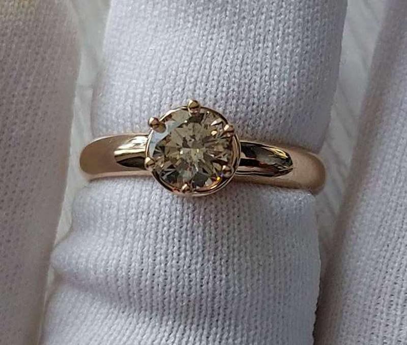 Золотое кольцо с бриллиантом 0.8 карат размер 17.5 сертификат