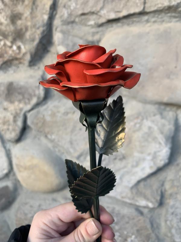 Красная кованая роза ручной работы подарок в день валентина
