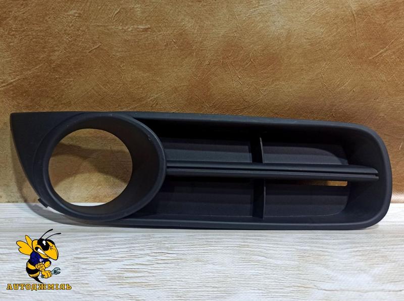 Решітка заглушка бампера під ПТФ права 5J08536669B9 Шкода Фабія - 249 ...