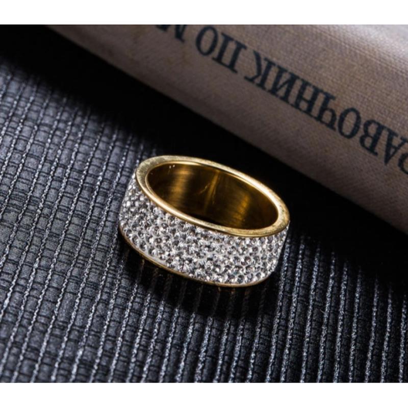 Обручальное кольцо с кристаллами золотистое