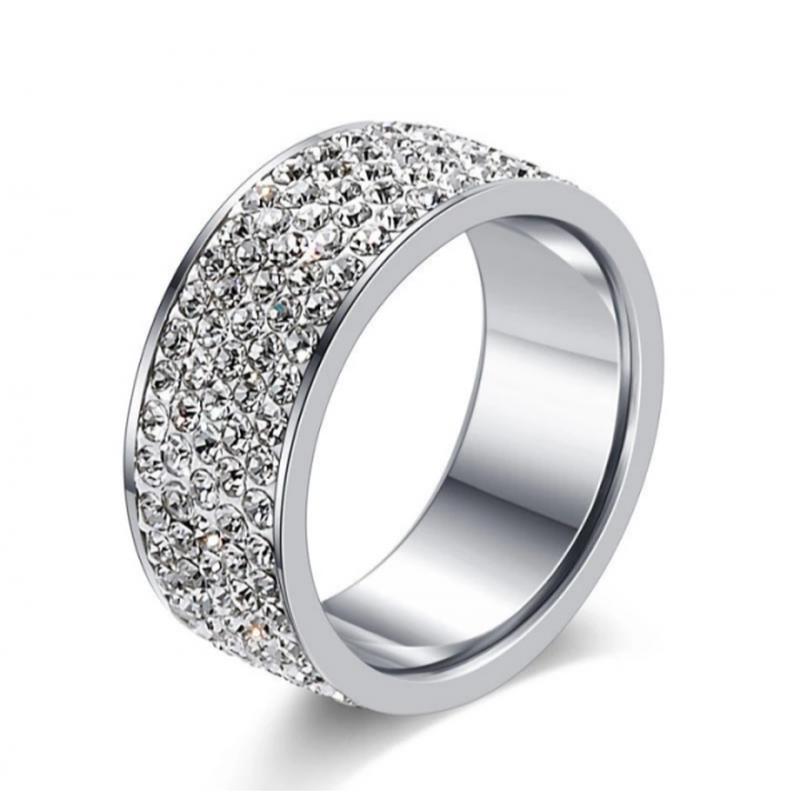 Обручальное кольцо с кристаллами, покрытое серебром