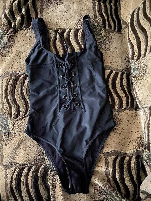 Классический сплошной слитный купальник чёрный на шнуровке s: цена 350 ...