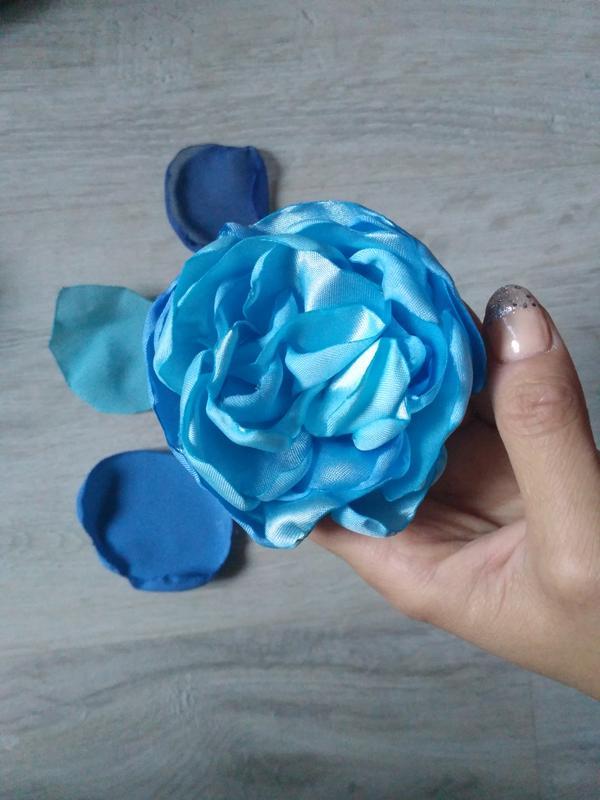 Нежно-голубая брошь-заколка цветок hand made