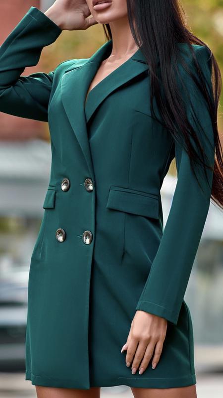 Зеленый пиджак и черное платье