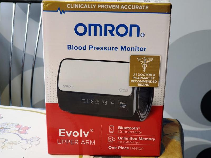 Тонометр omron evolv. Omron Evolv bp7000. Тонометр Омрон Evolv bp7000. Omron / тонометр Omron Evolv bp7000. Omron Evolv bp7000 коробка
