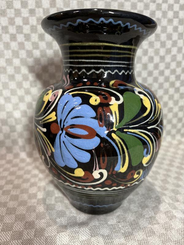 Глиняная ваза черного цвета с орнаментом, ручная роспись. ните...